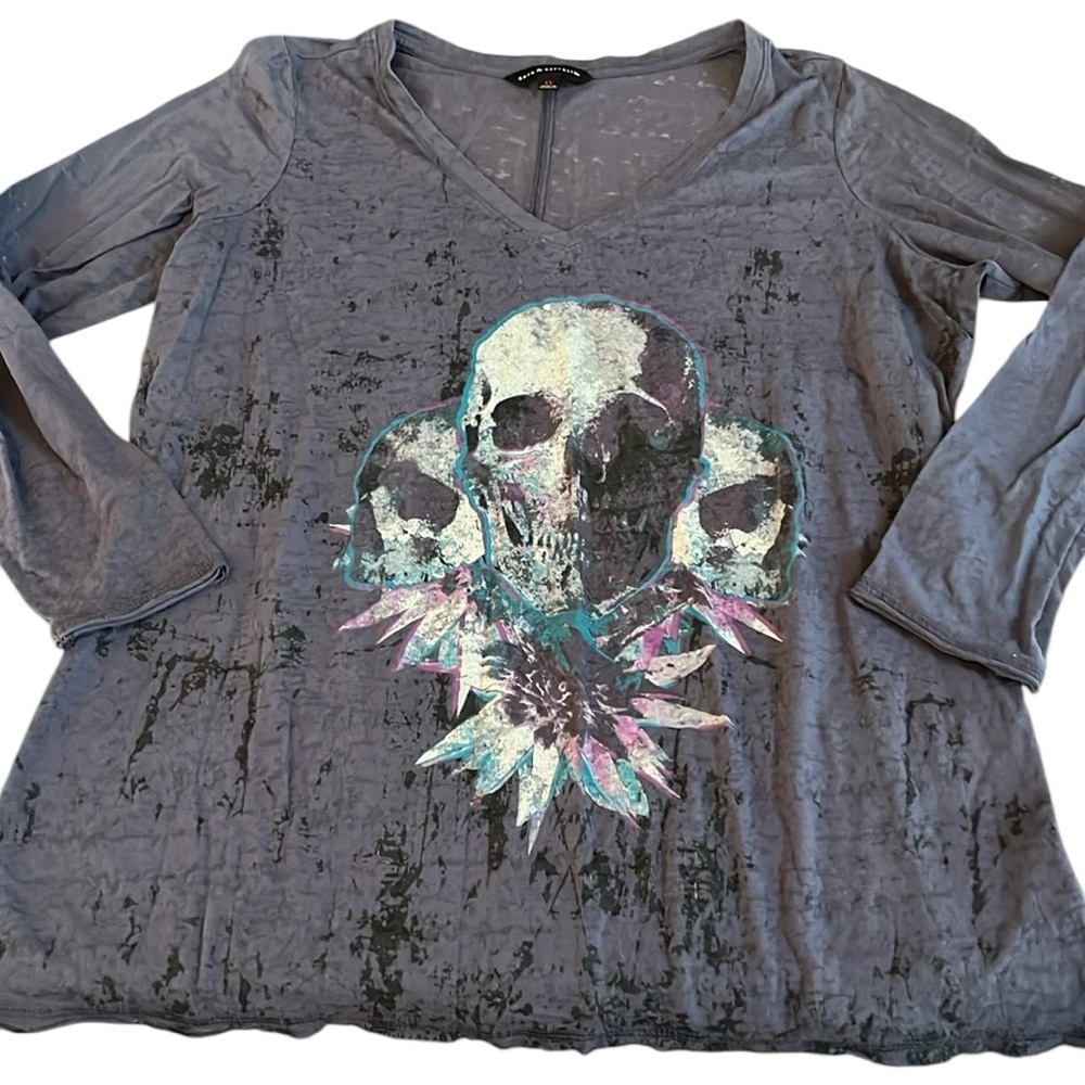 Rock & Republic size 1X purple V- neck long sleeve tee with front sugar skull